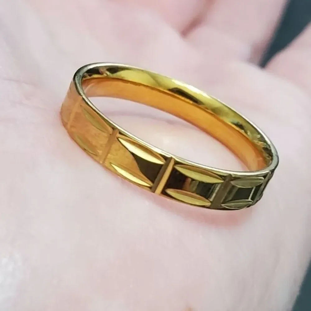 Gold tone etched ring size 8.75